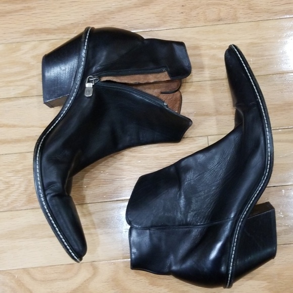 donald pliner cazzie block heel bootie